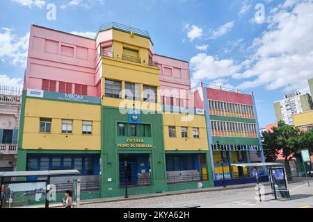 21. Dezember 2021, Buenos Aires, Argentinien: Szene des Stadtviertels La Boca, Pedro de Mendoza Schule, Benito Quinquela Martin Museum und La Ribera Theater. Stockfoto