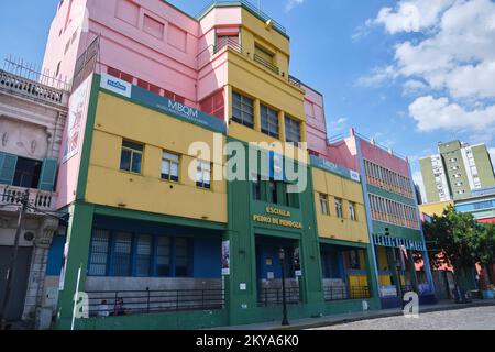 21. Dezember 2021, Buenos Aires, Argentinien: Szene des Stadtviertels La Boca, Pedro de Mendoza Schule, Benito Quinquela Martin Museum und La Ribera Theater. Stockfoto