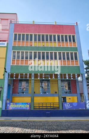 21. Dezember 2021, Buenos Aires, Argentinien: Frontalblick auf die Fassade des La Ribera Theaters im Viertel La Boca. Stockfoto