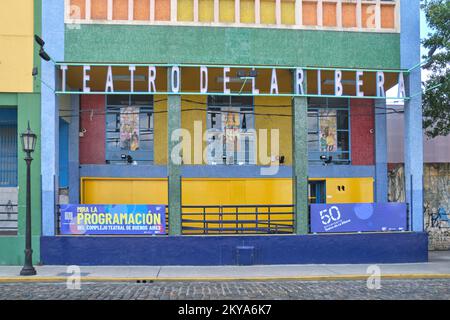 21. Dezember 2021, Buenos Aires, Argentinien: Frontalblick auf die Fassade des La Ribera Theaters im Viertel La Boca. Stockfoto