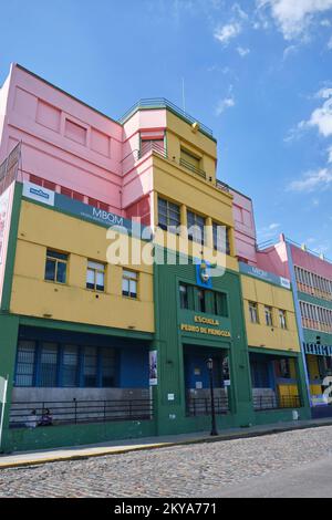 21. Dezember 2021, Buenos Aires, Argentinien: Szene des Stadtviertels La Boca, Pedro de Mendoza Schule, Benito Quinquela Martin Museum und La Ribera Theater. Stockfoto