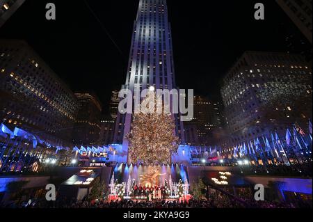 New York, USA. 30.. November 2022. Das Rockefeller Center Christmas Stars wird bei der jährlichen Weihnachtszeremonie des Rockefeller Center 90. am 30. November 2022 beleuchtet. (Foto: Anthony Behar/Sipa USA) Guthaben: SIPA USA/Alamy Live News Stockfoto