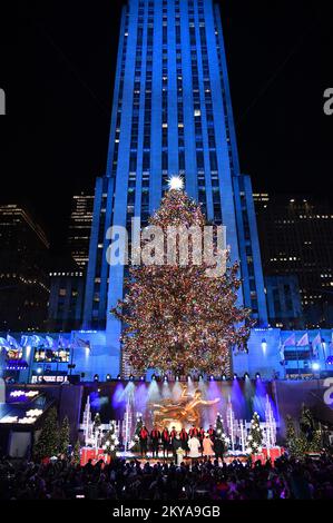 New York, USA. 30.. November 2022. Das Rockefeller Center Christmas Stars wird bei der jährlichen Weihnachtszeremonie des Rockefeller Center 90. am 30. November 2022 beleuchtet. (Foto: Anthony Behar/Sipa USA) Guthaben: SIPA USA/Alamy Live News Stockfoto