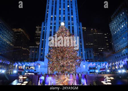 New York, USA. 30.. November 2022. Das Rockefeller Center Christmas Stars wird bei der jährlichen Weihnachtszeremonie des Rockefeller Center 90. am 30. November 2022 beleuchtet. (Foto: Anthony Behar/Sipa USA) Guthaben: SIPA USA/Alamy Live News Stockfoto