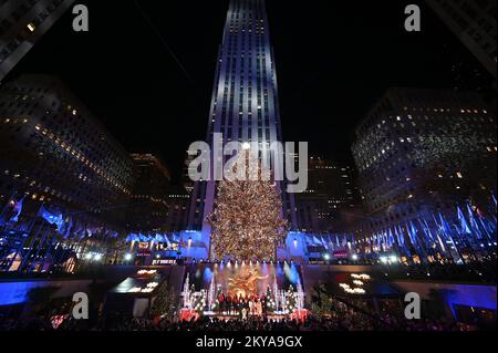 New York, USA. 30.. November 2022. Das Rockefeller Center Christmas Stars wird bei der jährlichen Weihnachtszeremonie des Rockefeller Center 90. am 30. November 2022 beleuchtet. (Foto: Anthony Behar/Sipa USA) Guthaben: SIPA USA/Alamy Live News Stockfoto