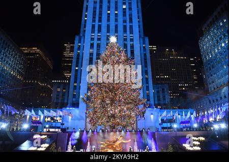 New York, USA. 30.. November 2022. Das Rockefeller Center Christmas Stars wird bei der jährlichen Weihnachtszeremonie des Rockefeller Center 90. am 30. November 2022 beleuchtet. (Foto: Anthony Behar/Sipa USA) Guthaben: SIPA USA/Alamy Live News Stockfoto