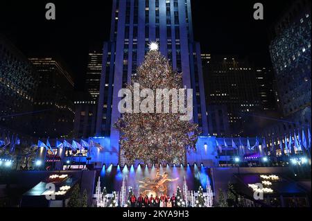 New York, USA. 30.. November 2022. Das Rockefeller Center Christmas Stars wird bei der jährlichen Weihnachtszeremonie des Rockefeller Center 90. am 30. November 2022 beleuchtet. (Foto: Anthony Behar/Sipa USA) Guthaben: SIPA USA/Alamy Live News Stockfoto