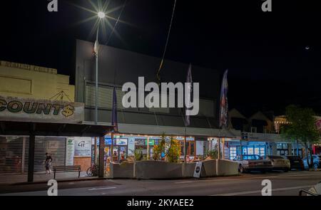 Die Hauptstraße von Murwillumbah in den nördlichen Flüssen, New South wales, australien, bei Nacht aufgenommen, mit dem Courthouse Hotel in der Mitte Stockfoto