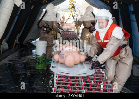 Anniston, Ala. Mitarbeiter des Gesundheitswesens beeilen sich, ein simuliertes Opfer während einer Übung im Center for Domestic Preparedness in Anniston, Ala, zu dekontaminieren. Diese Studenten nahmen am Hospital Emergency Response Training (HERT) for Mass Casualty Incidents Kurs Teil, der Notfalleinsatzkräfte in einem realistischen Massentrainingsszenario zusammenführt. Weitere Informationen zu den über 50 spezialisierten Programmen und Kursen des CDP finden Sie auf der Website des CDP unter: htt:cd.dhs.gov. Fotos zu Katastrophen- und Notfallmanagementprogrammen, Aktivitäten und Beamten Stockfoto