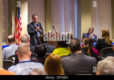 New York, N. Y., 13. Januar 2015 Joseph Nimmich, stellvertretender Administrator der FEMA, spricht FEMA-Personal an und beantwortet Fragen bei einer Videokonferenz im Rathaus der Region II. K.C. Wilsey FEMA. New York Hurrikan Sandy. Fotos zu Katastrophen- und Notfallmanagementprogrammen, Aktivitäten und Beamten Stockfoto