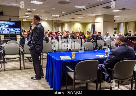 New York, N. Y., 13. Januar 2015 Joseph Nimmich, stellvertretender Administrator der FEMA, spricht FEMA-Personal an und beantwortet Fragen bei einer Videokonferenz im Rathaus der Region II. K.C. Wilsey FEMA. New York Hurrikan Sandy. Fotos zu Katastrophen- und Notfallmanagementprogrammen, Aktivitäten und Beamten Stockfoto