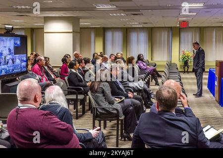 New York, N. Y., 13. Januar 2015 Joseph Nimmich, stellvertretender Administrator der FEMA, spricht FEMA-Personal an und beantwortet Fragen bei einer Videokonferenz im Rathaus der Region II. K.C. Wilsey FEMA. New York Hurrikan Sandy. Fotos zu Katastrophen- und Notfallmanagementprogrammen, Aktivitäten und Beamten Stockfoto