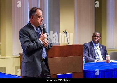 New York, N. Y., 13. Januar 2015 Joseph Nimmich, stellvertretender Administrator der FEMA, spricht FEMA-Personal an und beantwortet Fragen bei einer Videokonferenz im Rathaus der Region II. K.C. Wilsey FEMA. New York Hurrikan Sandy. Fotos zu Katastrophen- und Notfallmanagementprogrammen, Aktivitäten und Beamten Stockfoto