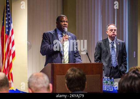 New York, New York, New York, 13. Januar 2015 FEMA Region II Administrator Jerome Hatfield stellt FEMA Deputy Administrator Joseph Nimmich bei einer Video-Telekonferenz Town Hall Meeting in Region II Hauptquartier vor. K.C. Wilsey FEMA. New York Hurrikan Sandy. Fotos zu Katastrophen- und Notfallmanagementprogrammen, Aktivitäten und Beamten Stockfoto