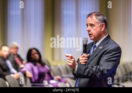 New York, N. Y., 13. Januar 2015 Joseph Nimmich, stellvertretender Administrator der FEMA, spricht FEMA-Personal an und beantwortet Fragen bei einer Videokonferenz im Rathaus der Region II. K.C. Wilsey FEMA. New York Hurrikan Sandy. Fotos zu Katastrophen- und Notfallmanagementprogrammen, Aktivitäten und Beamten Stockfoto