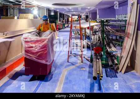 New York, New York, Ar. 13, 2015-Arbeiten im NYU Langone Medical Center zweieinhalb Jahre nach der Sturmflut von Hurrikan Sandy die Einrichtungen überflutet und die Evakuierung von Patienten erzwang. Die FEMA-Mittel für öffentliche Unterstützung finanzieren Reparaturen an den Anlagen und für Projekte zur Risikominderung, die das medizinische Zentrum vor zukünftigen Stürmen schützen sollen. K.C. Wilsey FEMA. New York Hurrikan Sandy. Fotos zu Katastrophen- und Notfallmanagementprogrammen, Aktivitäten und Beamten Stockfoto