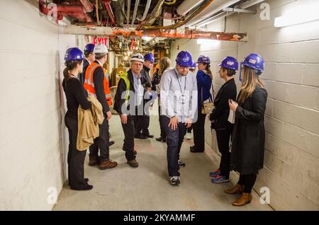 New York, New York, Ar. 13, 2015-Arbeiten im NYU Langone Medical Center zweieinhalb Jahre nach der Sturmflut von Hurrikan Sandy die Einrichtungen überflutet und die Evakuierung von Patienten erzwang. Die FEMA-Mittel für öffentliche Unterstützung finanzieren Reparaturen an den Anlagen und für Projekte zur Risikominderung, die das medizinische Zentrum vor zukünftigen Stürmen schützen sollen. Beamte der NYU Langone und Mitarbeiter der FEMA besichtigen die Einrichtungen. K.C. Wilsey FEMA. New York Hurrikan Sandy. Fotos zu Katastrophen- und Notfallmanagementprogrammen, Aktivitäten und Beamten Stockfoto