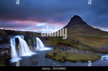 Die perfekte Harmonie von Kirkjufell und Kirkjufellsfoss schafft eine atemberaubende Szene Stockfoto