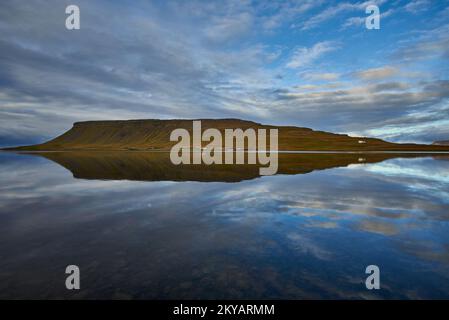 Die perfekte Harmonie von Kirkjufell und Kirkjufellsfoss schafft eine atemberaubende Szene Stockfoto