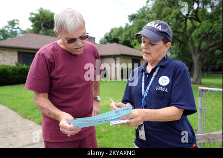 Richmond, TX, USA – 15. Juni 2015 lokaler Bewohner Herbert Hall, links, spricht mit Susanne Cooper, Mitglied des Disaster Survivor Assistance Teams. Einwohner, die von den jüngsten Überschwemmungen betroffen sind, sollten sich unter der Nummer 1-800-621-3362 (FEMA) oder TTY: 1-800-462-7585 oder online unter www.disastperassistance.gov oder m.fema.gov mit einem intelligenten Hone registrieren. Jocelyn. Schwere Stürme, Tornados, Stürme und Überschwemmungen in Texas. Fotos zu Katastrophen- und Notfallmanagementprogrammen, Aktivitäten und Beamten Stockfoto