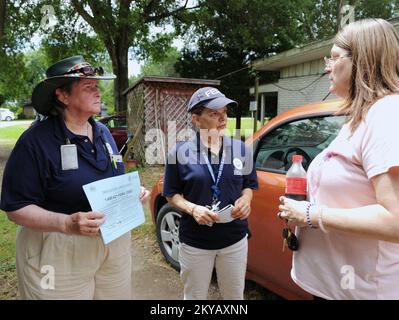 Richmond, TX, USA – 15. Juni 2015 die örtliche Einwohnerin Mary Eiperdam, rechts, spricht mit den Mitgliedern des Disaster Survivor Assistance Teams Susanne Cooper, Center und Diane Dolstad über die Auswirkungen der jüngsten Stürme. Einwohner, die von den jüngsten Überschwemmungen betroffen sind, sollten sich unter der Nummer 1-800-621-3362 (FEMA) oder TTY: 1-800-462-7585 oder online unter www.disastperassistance.gov oder m.fema.gov mit einem intelligenten Hone registrieren. Jocelyn. Schwere Stürme, Tornados, Stürme und Überschwemmungen in Texas. Fotos zu Katastrophen- und Notfallmanagementprogrammen, Aktivitäten und Beamten Stockfoto