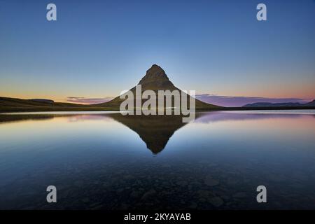 Die perfekte Harmonie von Kirkjufell und Kirkjufellsfoss schafft eine atemberaubende Szene Stockfoto