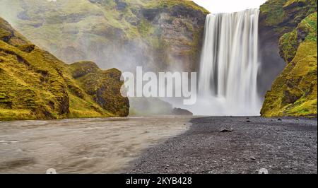 Spüren Sie den Nebel und hören Sie das Brüllen am berühmten Skógafoss-Wasserfall Islands Stockfoto