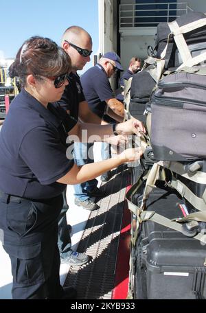 Mitglieder der National IMAT West der FEMA nahmen an einer Belastungsübung mit Partnern der US-Küstenwache von der USCG Air Station Sacramento am Set 9 Teil, bei der das Palettierteam und persönliche Ausrüstung für das Verladen auf ein USCG C130 eingeschlossen waren. Die IMAT übte die Beförderung zum Übungsgelände, das systematische Be- und Entladen von Geräten aus Fahrzeugen, das Palettieren von Pelikankisten und persönlichem Gepäck und das Sichern der Frachtpalette mit robusten Gurten. Mitglieder der FEMA&#39;s National IMAT West nahmen am 9. September an einer Verladungsübung mit Partnern der US-Küstenwache der USCG Air Station Sacramento&nbsp;Teil. Stockfoto