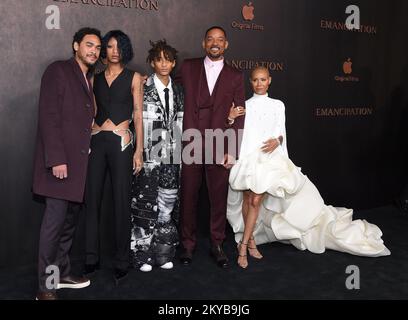 Trey Smith, Willow Smith, Jaden Smith, will Smith und Jada Pinkett Smith kommen am 30. November 2022 zur Premiere von Apple Original Films „Emancipation“ im Regency Village Theatre in Westwood, Kalifornien, an. © OConnor / AFF-USA.com Stockfoto