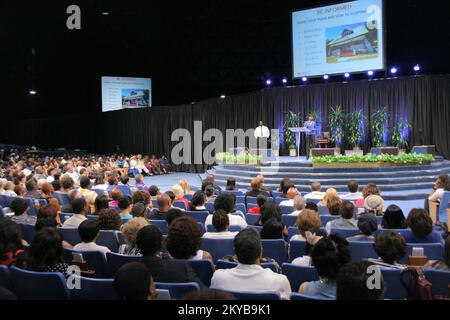 Los Angeles, Kalifornien, 13. September 2015 – Ein Mitarbeiter des Roten Kreuzes spricht in der Crenshaw Christian Church (CCC) über Bereitschaft. Die Partnerschaft von CCC mit dem Büro für Notfallmanagement der Stadt Los Angeles, dem amerikanischen Roten Kreuz und dem DHS Center for Faith-Based & Neighborhood Partnerships zum jährlichen Katastrophenvorbereitungstag 2. ist eines von vielen Beispielen für lokale Partnerschaften in der Bereitschaft, gefährdete Bevölkerungsgruppen zu erreichen. Los Angeles, Kalifornien, 13. September 2015 &ndash; Ein Mitarbeiter des Roten Kreuzes spricht in der Crenshaw Christian Church (CCC) über die Bereitschaft. KC&rsquo;s Partnerschaft mit der Stadt Stockfoto