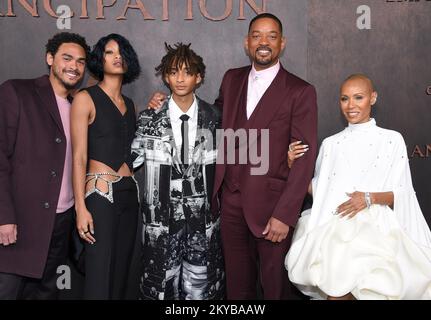 Trey Smith, Willow Smith, Jaden Smith, will Smith und Jada Pinkett Smith kommen am 30. November 2022 zur Premiere von Apple Original Films „Emancipation“ im Regency Village Theatre in Westwood, Kalifornien, an. © OConnor / AFF-USA.com Stockfoto