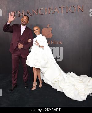 Will Smith und Jada Pinkett Smith kommen am 30. November 2022 zur Premiere von Apple Original Films „Emancipation“ im Regency Village Theatre in Westwood, Kalifornien, an. © OConnor / AFF-USA.com Stockfoto
