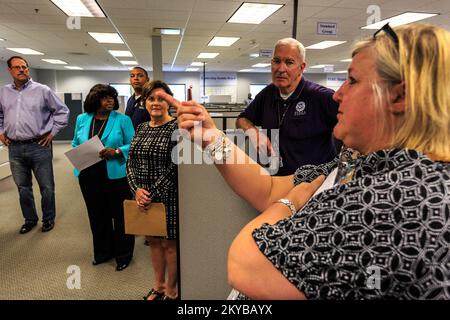 Elizabeth Zimmerman besucht die örtliche Außenstelle in Iowa. Schwere Stürme in Iowa, Tornados, Stürme und Überschwemmungen. Fotos zu Katastrophen- und Notfallmanagementprogrammen, Aktivitäten und Beamten Stockfoto