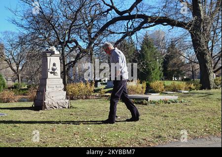 Chicago, Illinois, USA. Ein Trauernder, der seine Ehre am Grabstein und Grab des berühmten Chicago Cubs Baseballstars Ernie Banks bekundet. Stockfoto