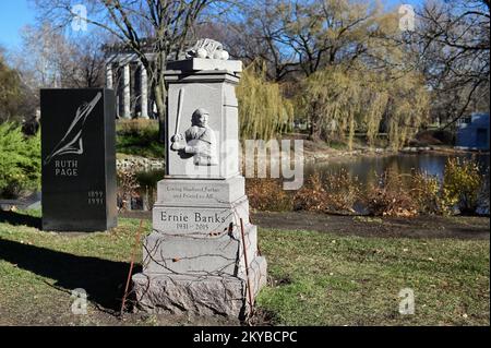 Chicago, Illinois, USA. Grabstein und Grab des berühmten Chicago Cubs Baseballstars Ernie Banks. Stockfoto