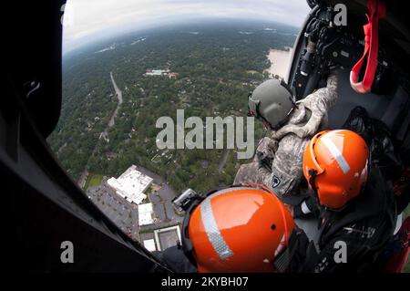 South Carolina National Guard UH-60 Black Hawk SC-hart Teams führen in Zusammenarbeit mit ihren Kollegen von der North Carolina National Guard während der historischen Überschwemmungen am 5. Oktober 2015 Such- und Rettungsaktionen für Bürger über Columbia, S.C., durch. Die Gebiete in den midlands waren von mehr als zwei Fuß Regen betroffen, der viele Teile der Stadt und die umliegenden Gemeinden verwüstete. (USA Army National Guard Foto von Staff Sgt. Roberto Di Giovine/Released). Die South Carolina National Guard UH-60 Black Hawk SC-hart Teams treten in Zusammenarbeit mit ihren Kollegen von der North Carolina National Guard auf Stockfoto