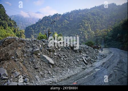 Blick vom Busfenster auf der Straße zwischen Chitwan-Nationalpark und Kathmandu, Nepal Stockfoto