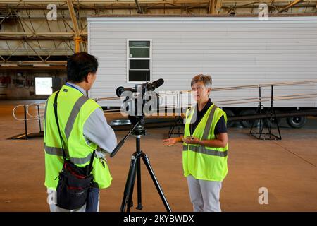 Donna Weise, Expertin für den Katastrophenunterbringungsbetrieb, stellt FOX 40 News Reporter wichtige Informationen darüber zur Verfügung, wie die FEMA gefertigte Wohneinheiten (MHU) für berechtigte registrierte Überlebende in den ausgewiesenen Bezirken zur Verfügung stellt. Sofern die Bedingungen dies zulassen, kann eine MHU auf dem Vermögen des Hinterbliebenen platziert werden. Die Belegung eines MHU ist auf die Zeit begrenzt, die für den Wiederaufbau des ursprünglichen Wohnhauses oder bis zum Auffinden eines dauerhaften Wohnsitzes erforderlich ist, oder auf maximal 18 Monate. California Valley Fire und Butte Fire. Fotos zu Katastrophen- und Notfallmanagementprogrammen, Aktivitäten und Beamten Stockfoto