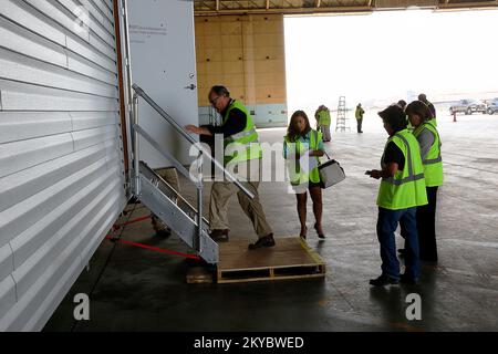 Mark Ackerman (L), FEMA Logistics Supervisor, erläutert der Außenvertreterin von Senator Boxer, Julissa Delgado (C), während einer Führung durch den Stauraum die vorübergehende Wohnungsmission. Da Mietwohnungen in beiden betroffenen Bezirken knapp sind, stellt die FEMA gefertigte Wohneinheiten (MHU) für berechtigte registrierte Überlebende in den ausgewiesenen Bezirken zur Verfügung. California Valley Fire und Butte Fire. Fotos zu Katastrophen- und Notfallmanagementprogrammen, Aktivitäten und Beamten Stockfoto