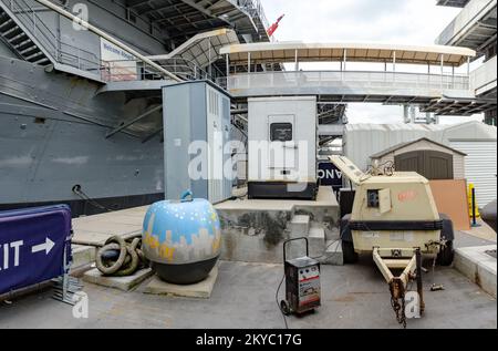 Das Intrepid Air, Sea and Space Museum am Pier 86 wurde vor drei Jahren vom Hudson River überflutet, als der Hurrikan Sandy einschlug. Die Überschwemmung hat das Besucherzentrum, die elektrischen Systeme und den Space Shuttle-Pavillon beschädigt. Dieser Notstromgenerator wurde über den Pegel eines 500-jährlichen Hochwassers angehoben. Die Finanzierung aus den Programmen der FEMA für öffentliche Unterstützung und Schadensbegrenzung trug zur Wiederherstellung dieser kulturellen und historischen Stätte bei. New York Hurrikan Sandy. Fotos zu Katastrophen- und Notfallmanagementprogrammen, Aktivitäten und Beamten Stockfoto