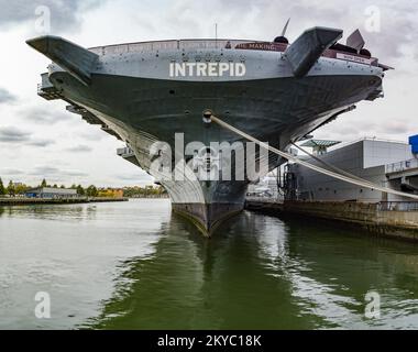 Das Intrepid Air, Sea and Space Museum am Pier 86 wurde vor drei Jahren vom Hudson River überflutet, als der Hurrikan Sandy einschlug. Die Überschwemmung hat das Besucherzentrum, die elektrischen Systeme und den Space Shuttle-Pavillon beschädigt. Die Finanzierung aus den Programmen der FEMA für öffentliche Unterstützung und Schadensbegrenzung trug zur Wiederherstellung dieser kulturellen und historischen Stätte bei. New York Hurrikan Sandy. Fotos zu Katastrophen- und Notfallmanagementprogrammen, Aktivitäten und Beamten Stockfoto