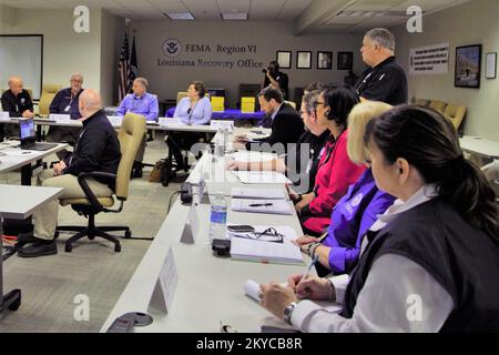 Die FEMA Region VI Niederlassung in Baton Rouge, LA, erhielt am 17. März 2016 den Federal Emergency Management Agency Administrator, William Craig Fugate. Herr Fugate nahm an einer Besprechung zur Reaktion und zur Aktualisierung der Wiederherstellung Teil. Die wichtigsten Themen der Besprechung waren die Verfügbarkeit von Programmen für Federal Assistant, der Wiederaufbau und die Reinigung von Abfällen. 17. März 2016 - Baton Rouge, LA ----&nbsp;FEMA Region VI Büro in Baton Rouge, LA erhielt am 17. März 2016 den &nbsp;Federal Emergency Management Agency Administrator, William Craig Fugate. Herr Fugate nahm an einer Aktualisierung der Maßnahmen und der Wiederaufnahme der Arbeiten Teil Stockfoto