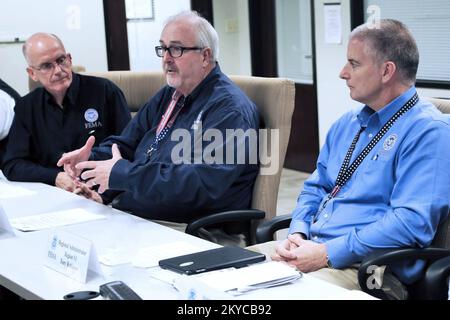 FEMA Region VI Büro in Baton Rouge, LA erhielt am 17. März den Federal Emergency Management Agency Administrator, William Craig Fugate. Schwerpunkt des FEMA-Beamten auf dem Reaktions- und Wiedereinziehungsverfahren. Der Wiederaufbau von Mr. Fugate Point ist ein wichtiger Versuch, Louisianas Wiedererlangung zu unterstützen. Von links nach rechts: Gerard M. Stolar, DR-4263-LA FCO, W. Craig Fugate, FEMA-Administrator und Tony Robinson, Region VI Regional Administrator. Schwere Stürme und Überschwemmungen in Louisiana. Fotos zu Katastrophen- und Notfallmanagementprogrammen, Aktivitäten und Beamten Stockfoto