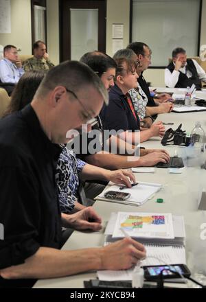 Die FEMA Region VI Niederlassung in Baton Rouge, LA, erhielt am 17. März 2016 den Federal Emergency Management Agency Administrator, William Craig Fugate. Schwerpunkt des FEMA-Beamten auf dem Reaktions- und Wiedereinziehungsverfahren. Der Wiederaufbau von Fugate Point ist ein wichtiger Versuch, Louisiana wieder zu erobern. 17. März 2016 - Baton Rouge, LA ---&nbsp;FEMA Region VI Büro in Baton Rouge, LA erhielt am 17. März 2016 die&nbsp;Federal Emergency Management Agency&nbsp;Administrator, William Craig Fugate. FEMA Official&rsquo;s&nbsp;Emphasis&nbsp;zum Reaktions- und Wiederherstellungsprozess. Mr. Fugate Point wird als wichtiger eff. Wiederaufgebaut Stockfoto