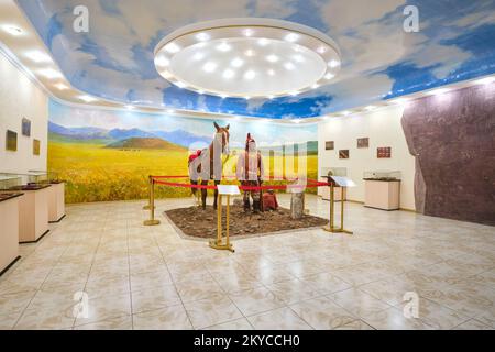 Eine Statue des Symbols Kasachstans, der Goldene Mann mit seinem Pferd. Im Lokalen Geschichtsmuseum in Karaganda, Kasachstan. Stockfoto