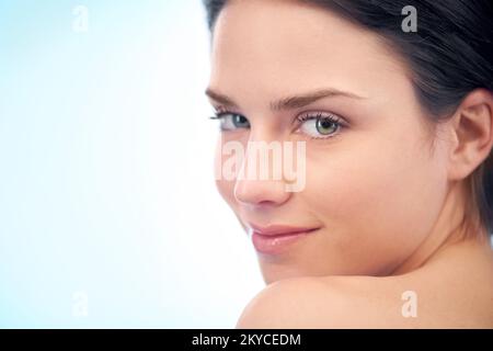 Er sieht dich an. Eine wunderschöne junge Frau, die die Kamera anschaut. Stockfoto