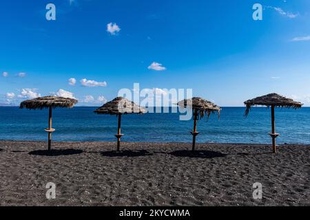 Black Lava Beach in Perissa, Santorin, Griechenland Stockfoto