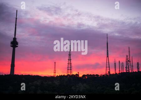 Camlica Fernsehturm und Antennen in den farbenfrohen Sonnenuntergang Stockfoto