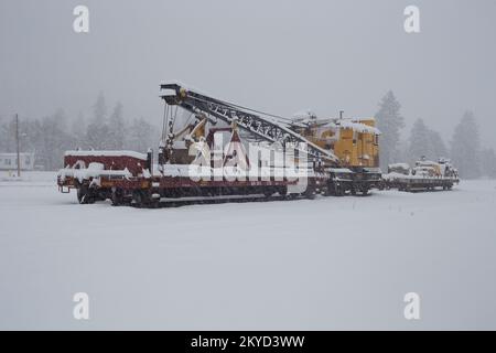 Ein BNSF American Hoist & Derrick Co., Modell 840 DE, 40-50 Tonnen, Diesel-Elektro-Lokomotivkran, im Schnee, Troja, Montana. Stockfoto