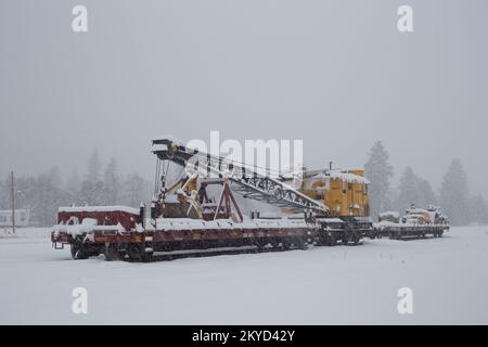 Ein BNSF American Hoist & Derrick Co., Modell 840 DE, 40-50 Tonnen, Diesel-Elektro-Lokomotivkran, im Schnee, Troja, Montana. Stockfoto